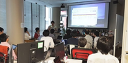 技術勉強会：週に1回、1時間の定期開催。全メンバーの持ち回りにより、各自が個人的に興味を持っている技術を発表します。実際に、ここからプロジェクトに導入される技術も数多くあります。