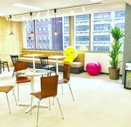 カフェのような雰囲気のコミュニティースペース。社員同士の交流にも活用しています。