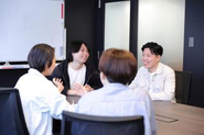 5名の少数精鋭チーム！営業や開発との壁もなく、いつでも気軽に相談できるフラットな関係性です。