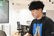 稀に1-2時間だけお客様先での会議があったりしますが、ほとんど【リモートと出社を自由に選べる】環境です。それぞれがパフォーマンスを出しやすい環境で働いてほしい！