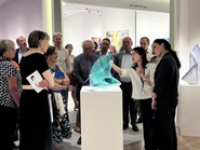 海外のお客様へ作品の説明をするメンバー