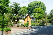 豊かな緑と調和した住宅街が残る学園町