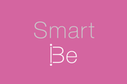 通常、“賢く振る舞おう、気が利く” は 「Be smart」と書きます。 しかし「Smart Be」にすることで ・賢くて、おしゃれ＝smart ・在り方＝be つまり、その人の存在（在り方）だけで、周りにインスピレーションを与えることが出来たり貢献できますように願いを込めています。