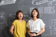 大学生だった今村と三箇山が出会い、ナナメの関係をベースとした対話によって心に火を灯すカタリバのコンセプトが誕生。