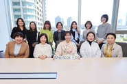 多様な背景のメンバーが働いています（社員8名、役員2名、顧問1名、業務委託・派遣・インターンが10名以上）