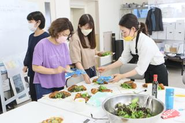 オーガニックお野菜を使って仲間が料理