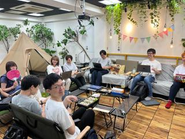 フルリモート中心ですが、仙台オフィスにはCEOはじめ仙台在住のメンバーが集まります。東京オフィスでは東京近辺のメンバーが集まり、他社との打ち合わせも多く実施されています。