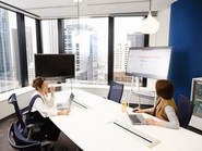 役割や肩書きにとらわれず、フラットに意見を交わし合う文化。動きながら学び、仕組みを進化させていきます。