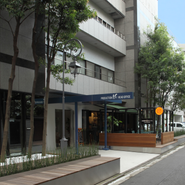 本社は三鷹駅近く、一階にピザ屋が入っています