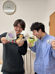 メンバーのお誕生日にはお花をプレゼント！全員でお祝いします