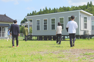 私たちのオフィスは新潟県佐渡市にある新潟県最大の湖「加茂湖」に面した新しいワーケーション施設です。オフィスはなんと「トレーラーハウス」丸ごと1台！オフィス環境としては快適な空間で、1人1台のデスクはもちろん、エアコン、シンク・IH・冷蔵庫・電子レンジ、トイレも完備されています。