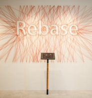 「糸を編む」のシンボルとなるエントランス