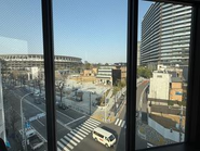 フルリモートですが、アクセスの良い神宮前にオフィスを構え集まりやすい環境を整えています