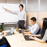 受講者の人数は少数から多数まで幅広いです