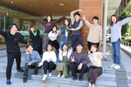 館長のもと、フルタイム職員9名、パートタイム職員6名、合計15名が所属しています。加えて、学生職員6名、ボランティア15名が活動に参加してくれています。