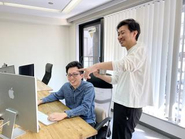 新たに入社したエンジニアには、スキルに応じて先輩がレクチャー。現状のスキルレベルを把握した上で、「できること」を広げ、少しずつ新しいことに挑戦できる環境を用意しています。