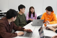 一つのフロアにWebエンジニア、データサイエンティスト、広告運用などのITに携わるメンバーに囲まれた環境でスキルを磨くことができます！