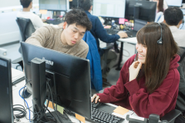 時にカジュアルに、時に熱く、コミュニケーションを交わしながら、仕事をしています。コロナの影響でリモート推奨の環境が続いていますが、オンラインミーティングや社内チャットツールのslackを使って社員同士のコミュニケーションは変わることなく活発に行われています。