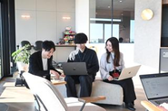 未経験から第一線で活躍するエンジニアやデザイナーに成長したメンバーが数多く在籍しています