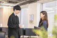 現在、世界中で約80名の英語コーチが活躍しており、その他にもオフィスに出社するメンバーが約20名在籍しています。全体で約100名規模の組織です。