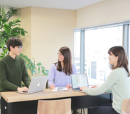 本社のオープンカフェスペース。自由に使えるのでMTGスペースとしても、疲れた時にちょこっと一休みする場所としても使える、社員の憩いの場所です♪