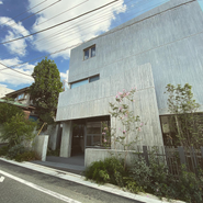 外観。テラスで朝コーヒーMTGをすることも