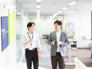 知識やノウハウを共有しながら、周囲と協力して進める