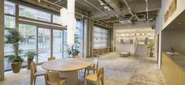 本社入口には、一般のお客様も利用できるCafeをオープン