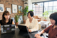出社時はプロジェクトメンバー同士で意見を出し合う時間が多い