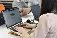 自社サイトやLPの制作を通じ、お客様の安心をデザインします。営業資料も手掛け、事業の成長を肌で感じるやりがいある環境です。