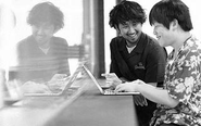 少数精鋭体制のため、しっかりコミュニケーションを取りながら業務を進めています。