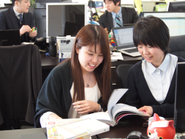 デザイナーのスタッフが定期的にマーケティングスタッフにフォトショップの勉強会を行なっています。お互いの得意分野の共有がとても盛んです！
