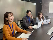 常にチームのコミュニケーションを円滑に進めることを心掛けており、リモートワークとオフィス出社のハイブリッド型で仕事をしています。