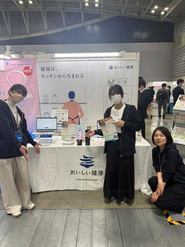 おいしい健康アプリに蓄積される食と健康のビッグデータを活用して、医学系大学との共同研究を行い、論文執筆や学会発表を数多く実施しています。学会は患者さんや医療について学ぶチャンス。研究開発のメンバーだけでなく、エンジニアや管理栄養士、デザイナー、セールスなど幅広いメンバーが参加しています！