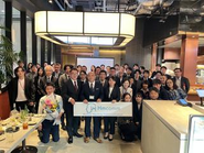 上場セレモニーでの全社集合写真