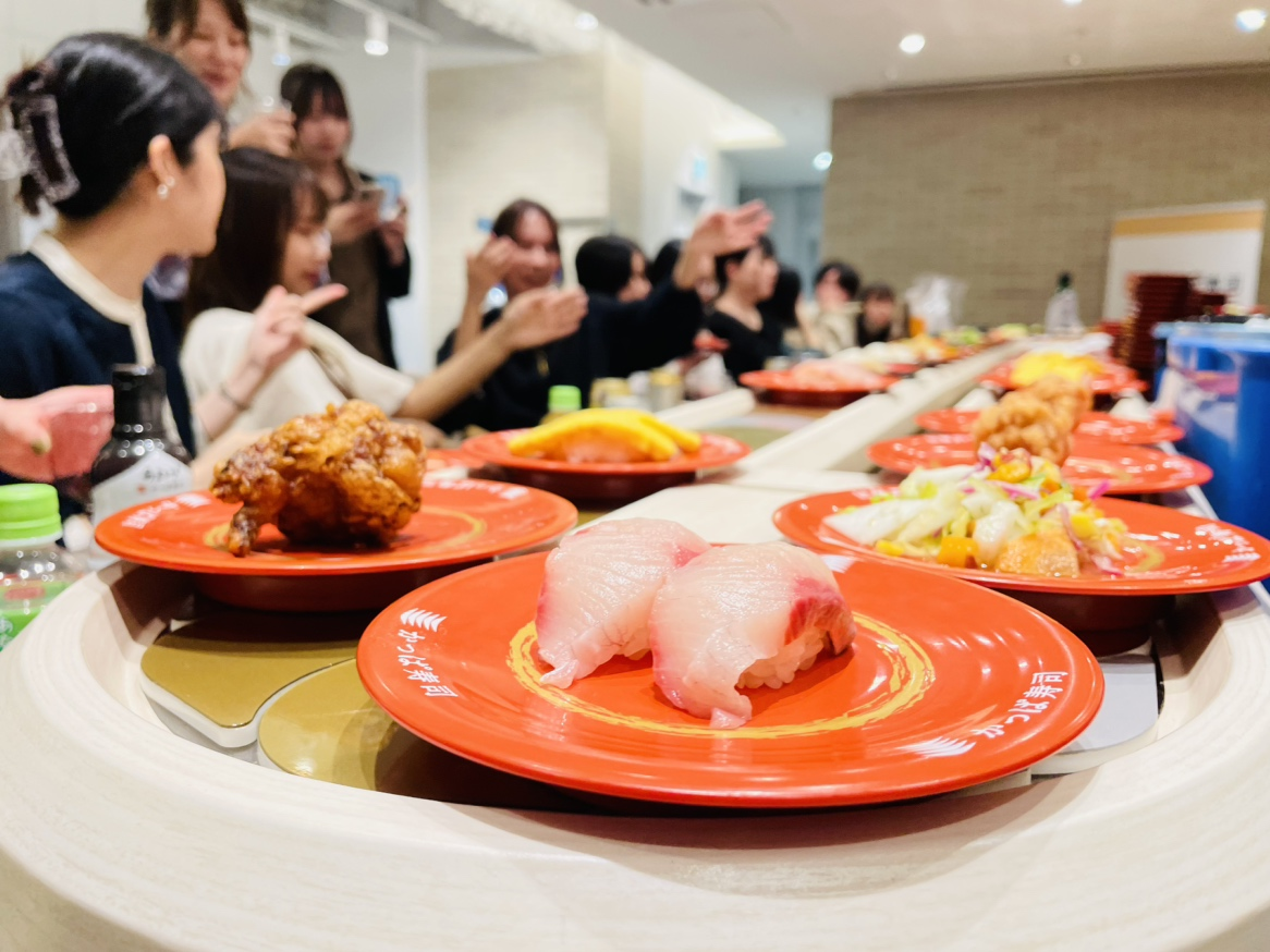 事務所に出張回転寿司をお呼びしました！