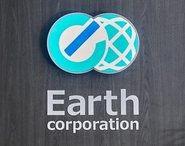 企業ロゴは、Earth Corporationの単語頭文字のEC、eコマースの略のEC、地球をモチーフとしています。右上がりのデザインは、地域・企業・人類の発展と成長をイメージしています。