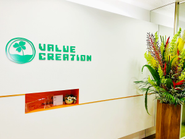 コーポレートカラーの緑が沢山のエントランス