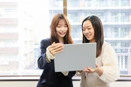 若手が協力し活躍している職場