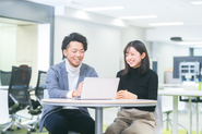 お互いが切磋琢磨できる環境で、上下関係にこだわらず、コミュニケーションがとれること。また、いろいろなプロジェクトで部署の垣根を越えて一緒に働くことも多いため、組織・チームとしてはフラットな雰囲気があることなど、気軽に相談できるチームの雰囲気が魅力の1つだと思います。