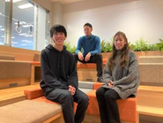 ディレクターや外部のパートナーたちと連携し、コンテンツの記事制作を進行していきます。やり取りはスラック上でのチャットが中心ですが、20代メンバーが多くフラットでラフなコミュニケーションが多いです！