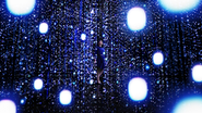 【Crystal Universe / クリスタル ユニバース】LEDを三次元上に配置することによって、三次元の動く立体物をリアルタイムに映し出すことが可能な「インタラクティブ4Dビジョン」という独自の技術を用い、宇宙空間における光の動きを表現したインタラクティブインスタレーション。鑑賞者はこの空間に歩きまわることができ、スマートフォンを通じて光の宇宙を創ることができます。