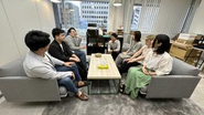 週に1回出社日を設けている事業部も。本日は営業本部が出社日でした。みんなでワイワイ推しの話に花が咲きます。