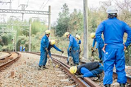 線路工事をする現場。多くの仲間と一緒に鉄道の安全、社会インフラを守ります！