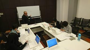 お客様先で開催された勉強会の風景。登壇されたのは元職業訓練校講師の井畑さん。社内で皆から「先生」という愛称で呼ばれてます。