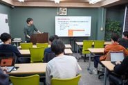 「社内勉強会での発表の様子。知識のシェアと成長を大切にしています