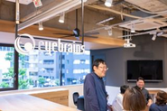エンジニア、経営コンサルタントなど様々な職種を経験した代表は、社員一人ひとりが安心して働ける環境づくりを大切にしています。