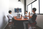 日本の開発チームや営業チームとは定期的にテレビ会議を行なっています。一メンバーが直接コミュニケーションを取ることも。