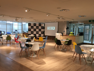 堺筋本町駅直結、ガラス張りの明るいスペースに63席のコワーキングスペースを設けました。Wi-Fi、フリードリンク、電源完備。