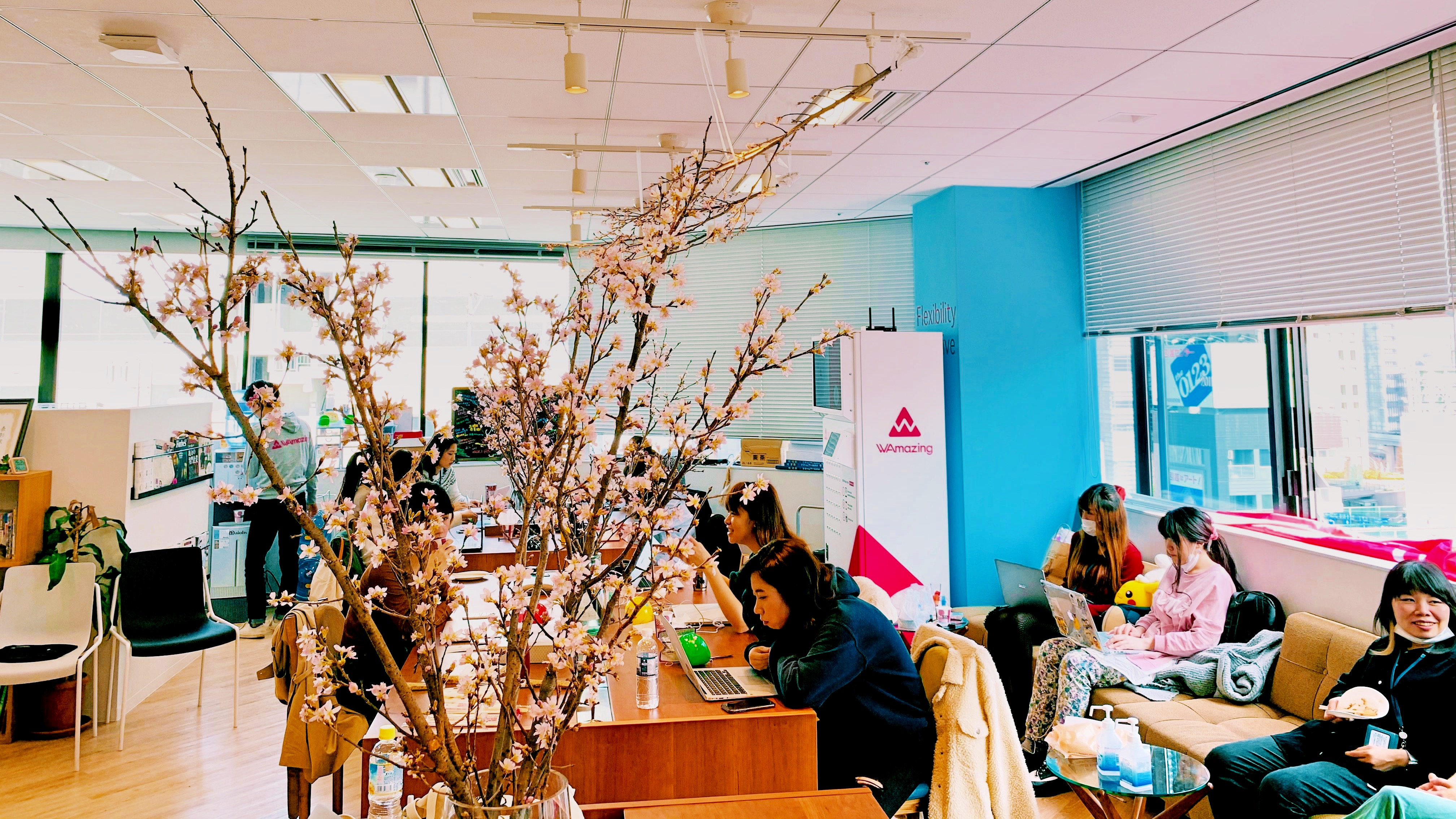 オフィスに桜が出現！ホワイトデーはWAmazingスタイルの“お祭りデー”